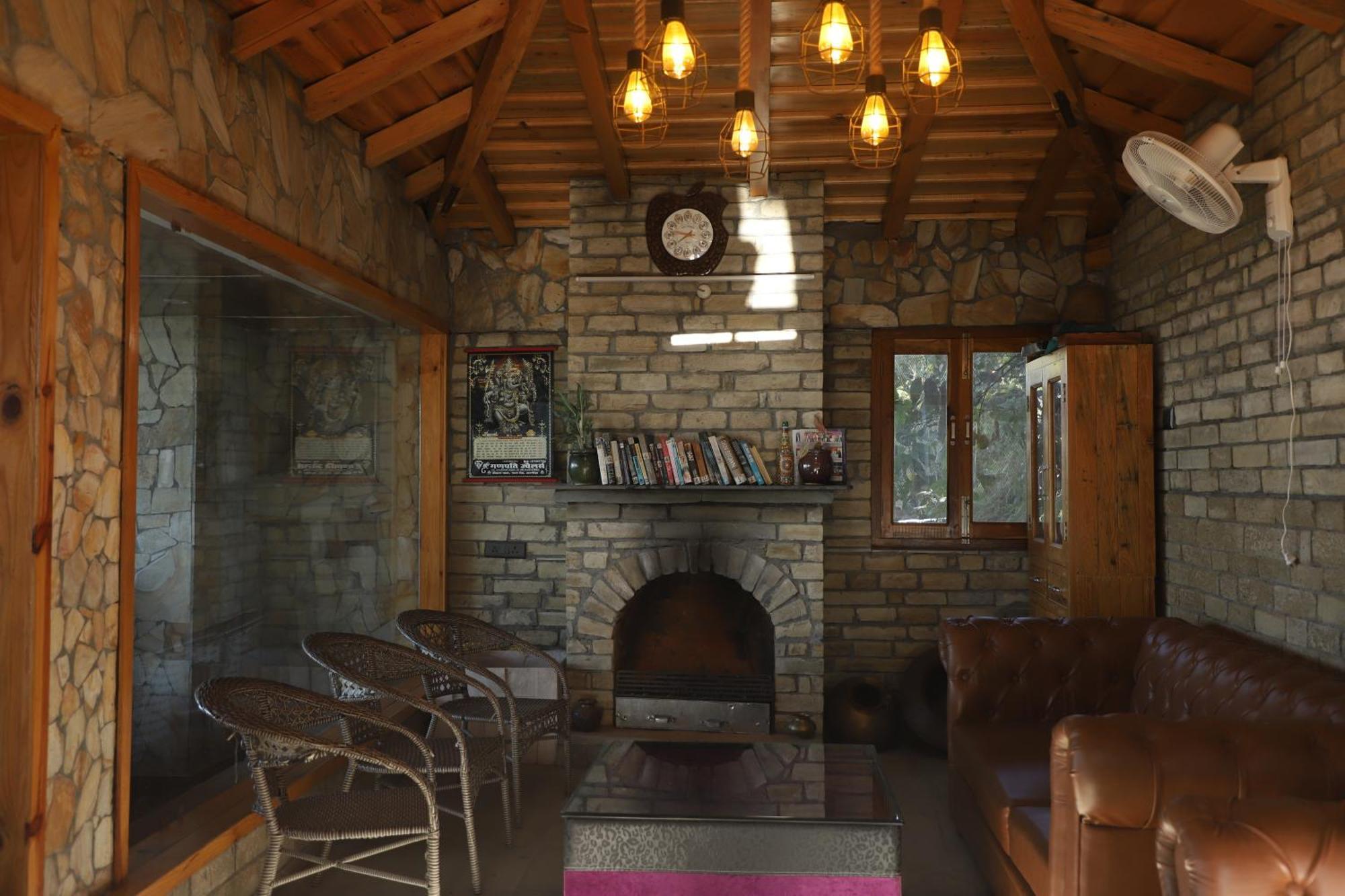 Kasar Himalaya Holiday Resort, Binsar Rd 阿尔莫拉 外观 照片
